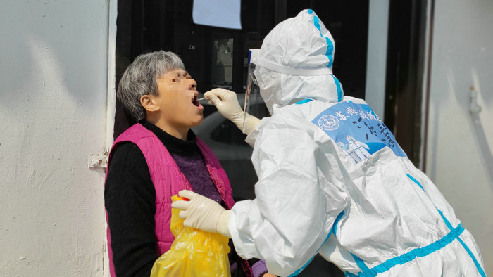 婚纱换大白 苏州护士采样后举行了特别婚礼.jpg