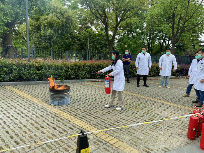 我院开展疫情防控物资临时储备库消防安全培训与灭火实操.jpg