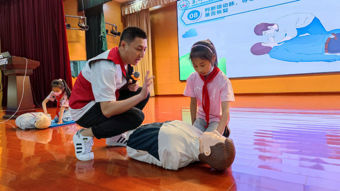 童新卫来丨“急救新人”走进镇湖实验小学2.jpg