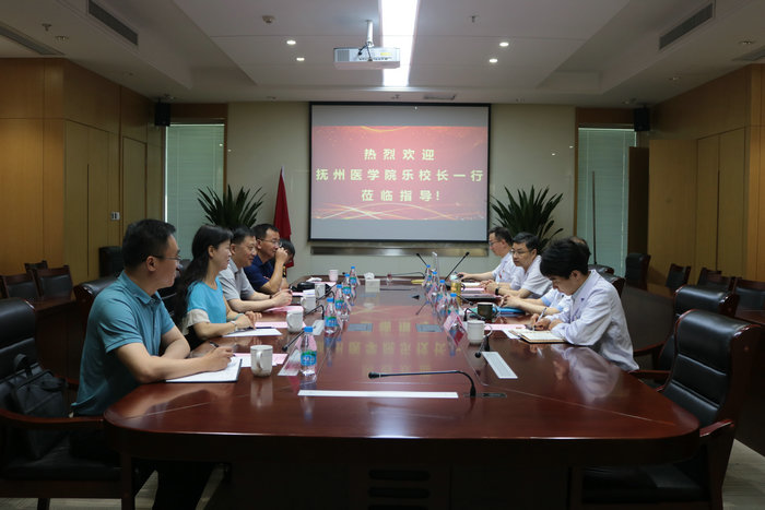 抚州医学院乐毅敏校长一行来院参观交流2.jpg