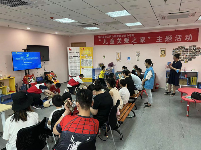 “急救新人”全民救护科普站落户高新区未保中心.jpg