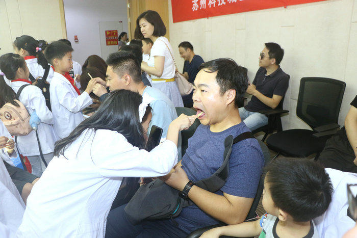 “关爱儿童健康月”系列活动之“小小儿科医生”在我院顺利开展.JPG