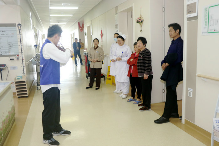 我院举行轻音乐进病区系列活动.JPG