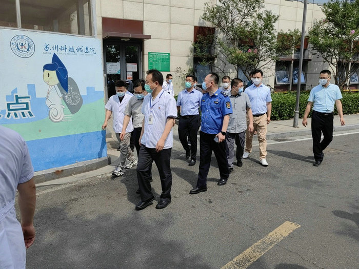 区人大常委会副主任邢文龙对我院垃圾分类工作开展执法检查2.jpg