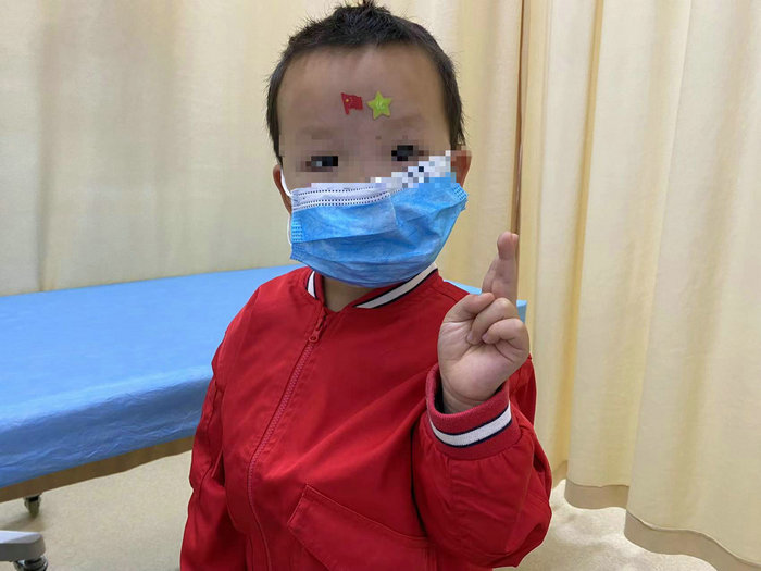 三岁孩子被烫伤饱受换药痛苦 这些护士的小举动太用心了.jpg