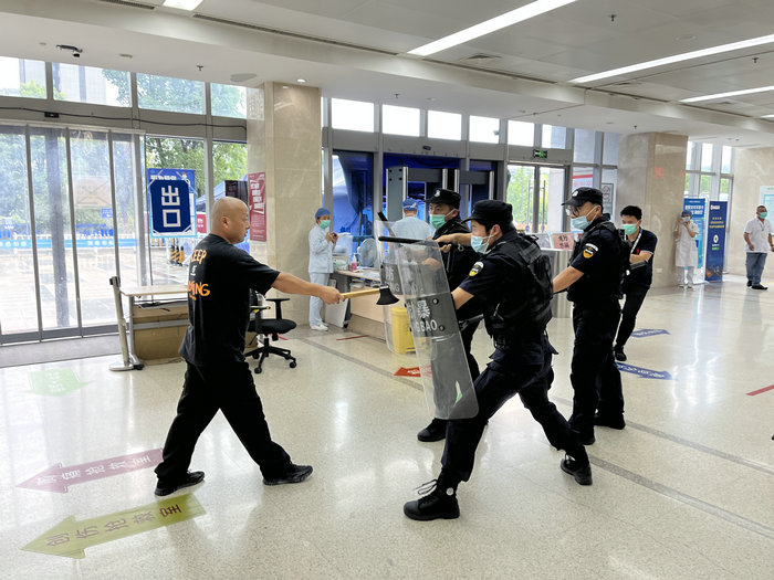 构建平安医院 助力三乙创建 我院开展反恐防爆应急演练活动.jpg