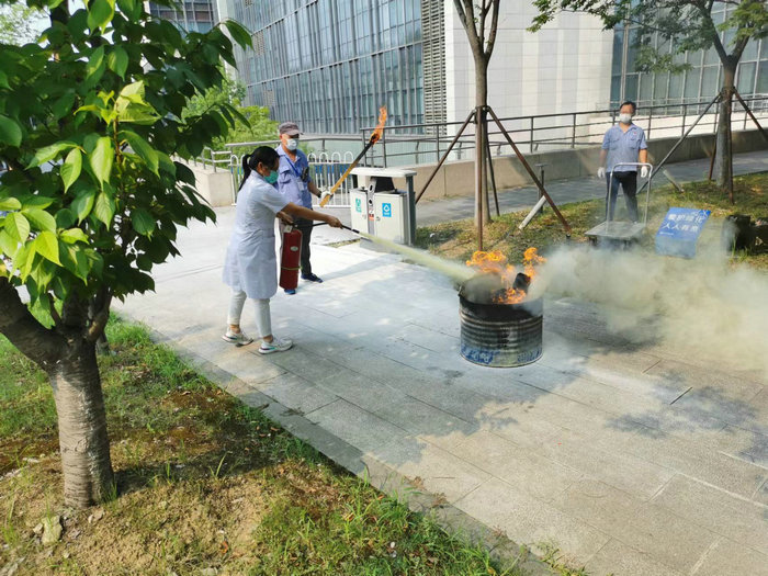 我院消防演练走进医技部门 安全提示入人心.jpg