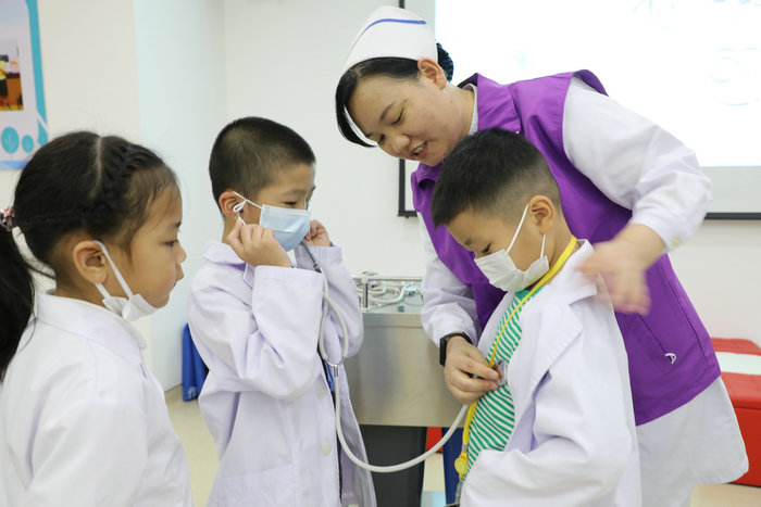 健康一夏｜“南丁格尔”开展护理启蒙医学体验活动2.jpg