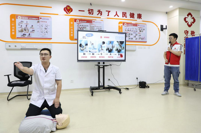 人人说2分钟急救，“急救新人”科普大赛举行.JPG