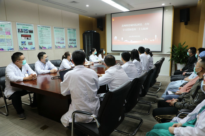 我院青年医务人员学习贯彻党的二十大精神.jpg