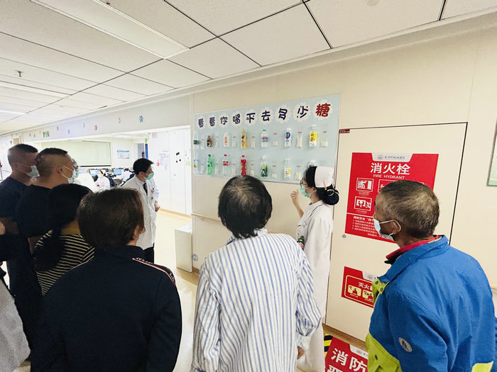 一瓶饮料居然有这么多糖分 医生一图让你了解可怕的含糖量.jpg
