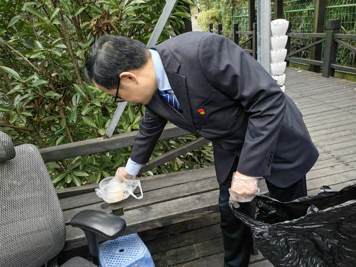 “学先进 争先锋”第一、二党支部开展“走看学做比党建”活动_0002.jpg