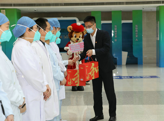 慰问物资近10万元，苏州高新区“暖冬行动”走访慰问我院医务人员2.jpg