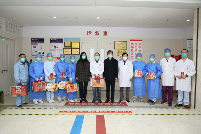 区社会事业局领导走访慰问我院春节值班医务人员.jpg