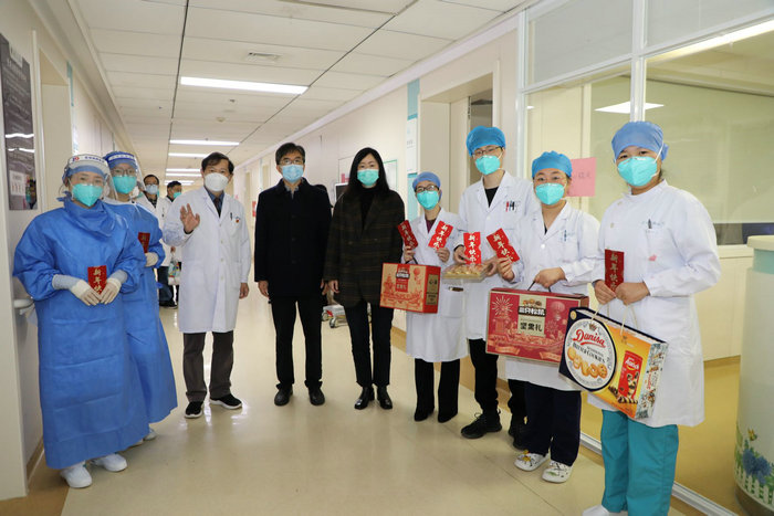 区社会事业局领导走访慰问我院春节值班医务人员2.jpg
