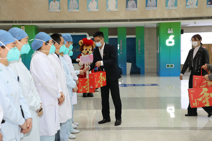 新华日报（交汇点）：苏州高新区“暖冬行动”走进医院 为医护人员送关怀.jpg