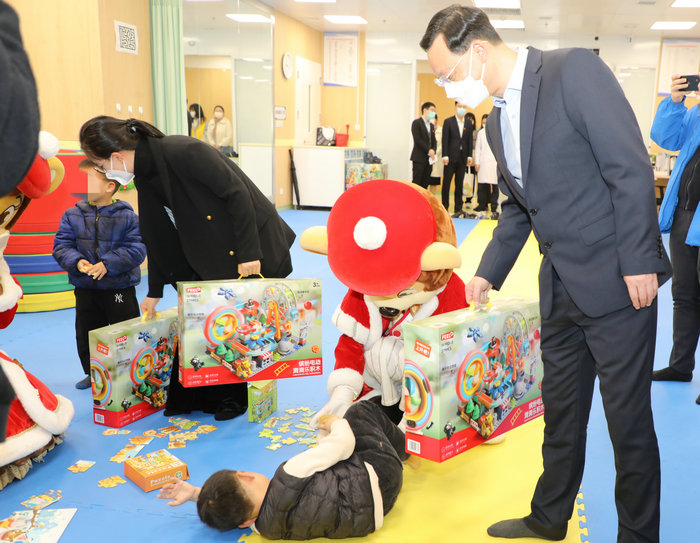 新华日报（交汇点）：苏州高新区“暖冬行动”走进医院 为医护人员送关怀2.jpg