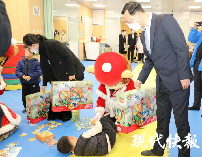 现代快报全媒体：让儿童开心、医护暖心，苏州高新区“暖冬行动”走进科技城医院.jpg
