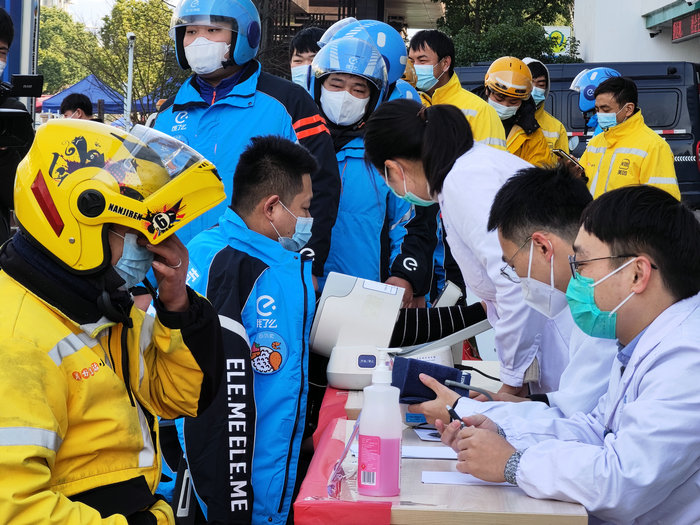 新华日报（交汇点）：苏州科技城医院为“小哥”们送健康、为医护送“福”字.jpg