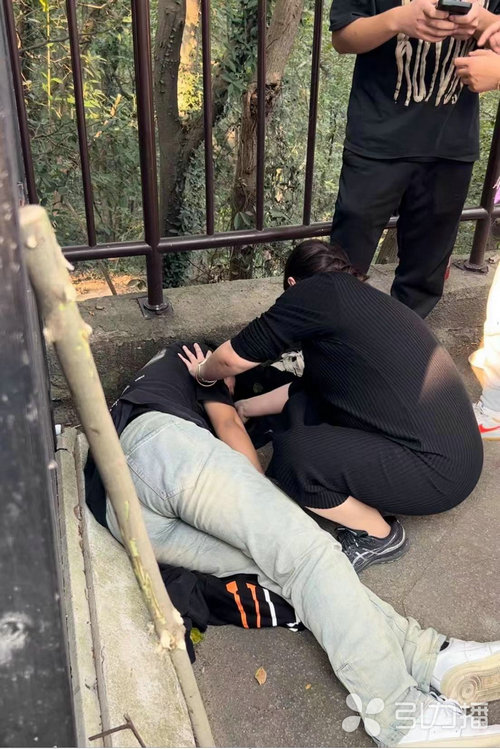 苏州日报社·引力播：登山男子癫痫发作 苏州护士无锡救人.jpg