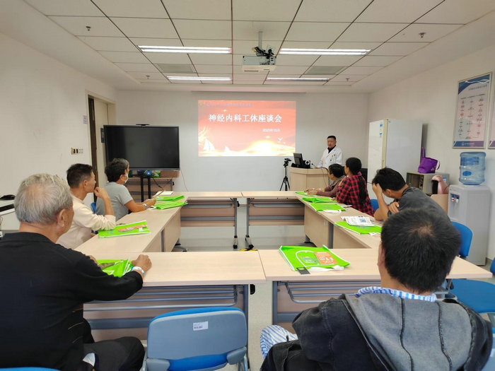 科普讲座助力预防脑卒中 神经内科开展医患座谈会2.jpg