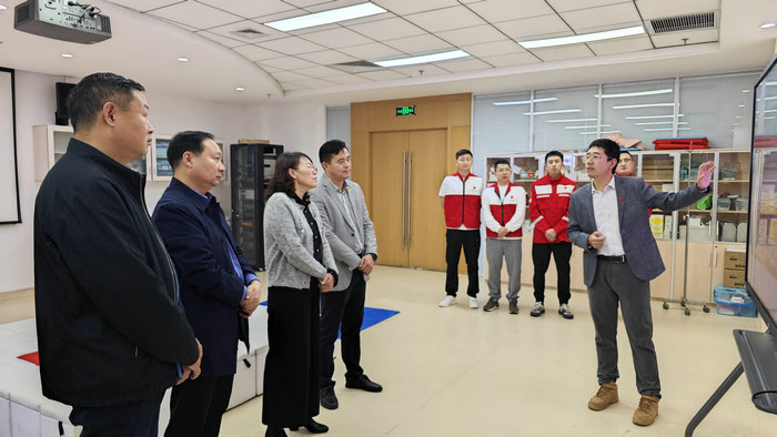 省、市红十字会领导调研我院红十字工作.jpg