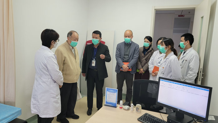 中国气雾剂专家游一中教授莅临我院指导工作 (2).jpg