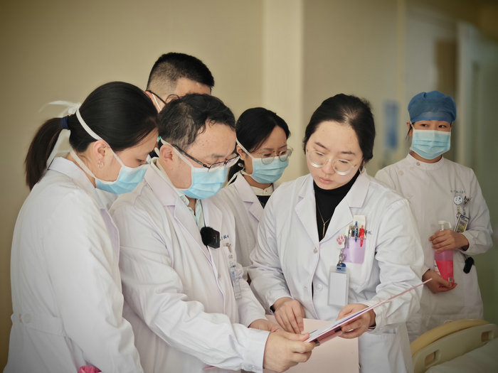 南大鼓楼医院耳鼻咽喉头颈外科专家首诊 专业诊疗赢得赞誉.jpg