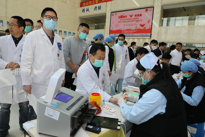为爱同行！这群医务人员撸袖奉献爱心_0002.jpg