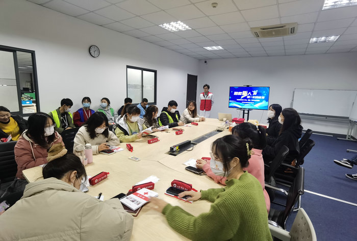 助力企业复工复产 我院走进世纪福开展初级救护培训.jpg