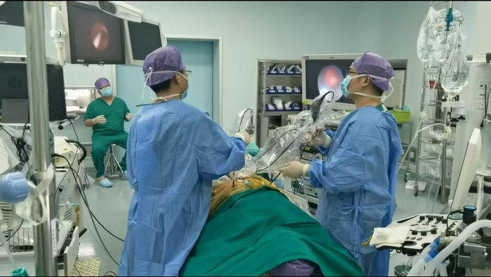 年轻男子双肾结石 一次微创手术解忧愁.jpg