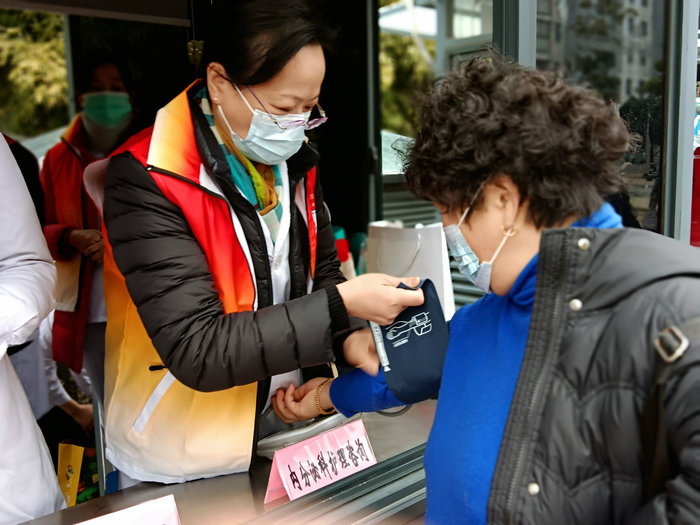 践行“四敢”精神，第一党支部义诊活动走进浒墅人家3.jpg