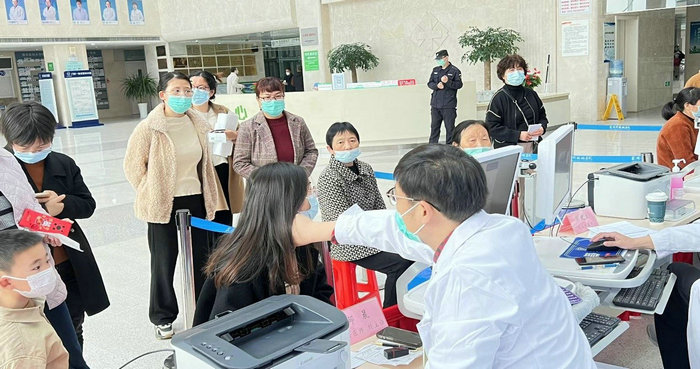 “关注甲乳有我”我院开展甲状腺、乳腺专项筛查大型义诊.jpg