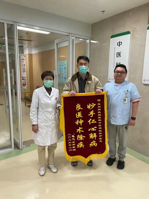 新生儿“斜颈” 医生：越早治疗效果越好.jpg