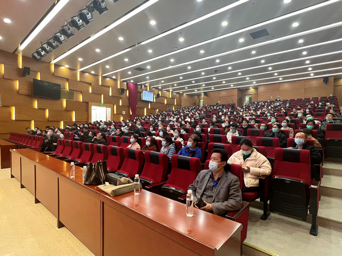 我院药师在区级麻精药品、抗菌药品专项培训中授课.jpg