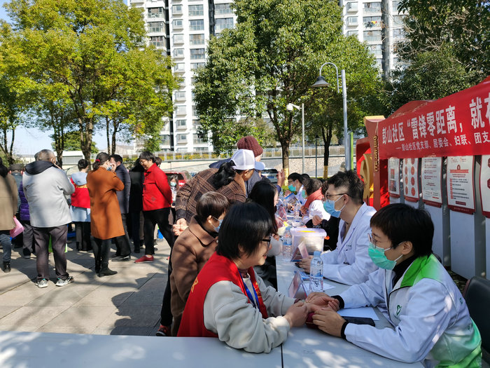 “党建引领 医社共建”我院两场义诊同时走进山湖湾与彭山社区_0002.jpg