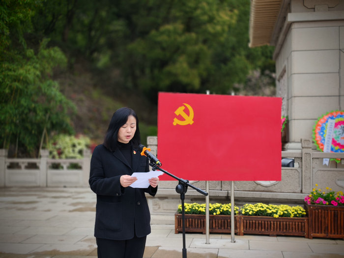 我院党委开展烈士陵园清明祭扫活动_0002.jpg 我院党委开展烈士陵园清明祭扫活动_0002.jpg