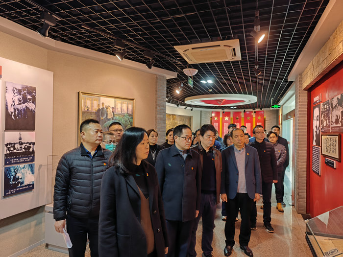 我院党委开展烈士陵园清明祭扫活动.jpg 我院党委开展烈士陵园清明祭扫活动.jpg