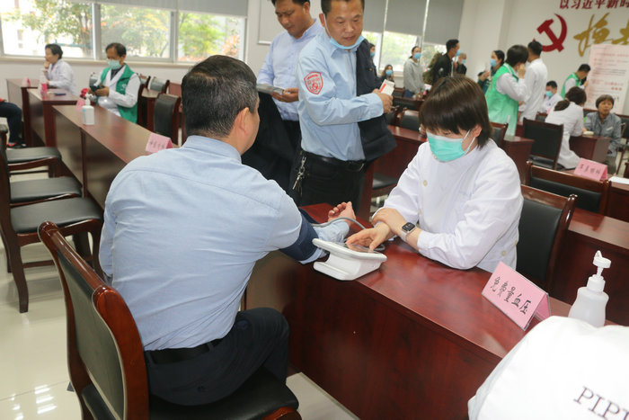  医路相伴，健康随行 健康义诊走进新区公交公司_0001.jpg
