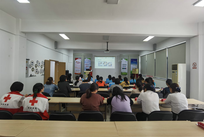 急救新人丨应急救护培训走进龙景社区 (2).jpg