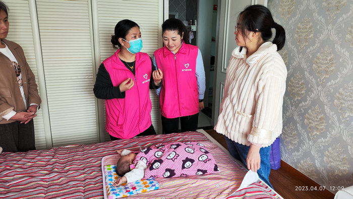 “康乃馨”开展产后访视进家门 持续关爱母婴健康_0001.jpg