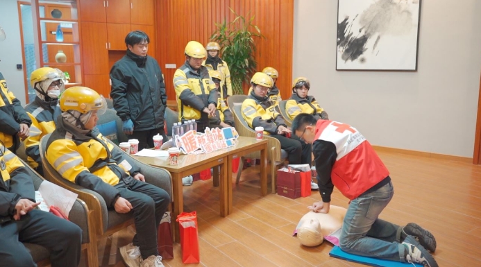 “爱‘新’相伴”为外卖小哥送平安.jpg