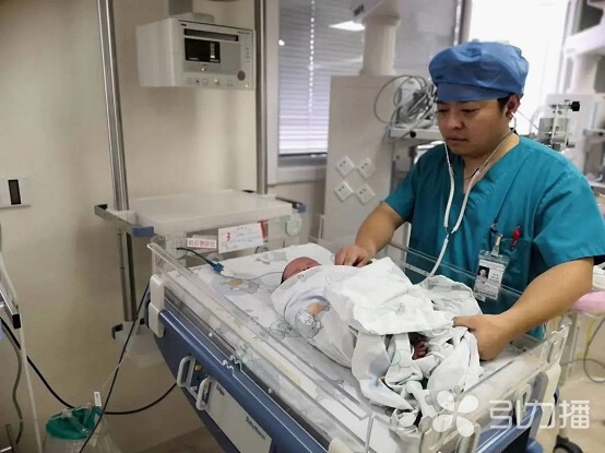 蘇州日?qǐng)?bào)社·引力播：男子高鐵突發(fā)腹痛 蘇州兒科醫(yī)生緊急施救