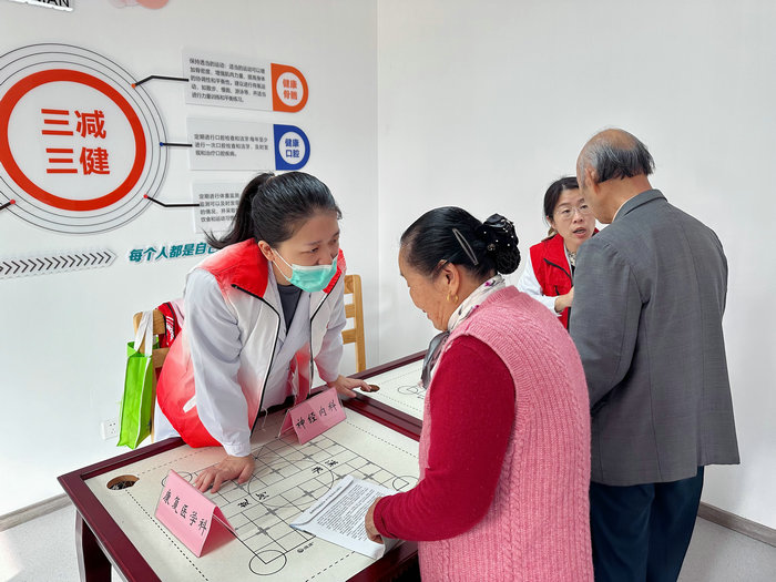 医路先锋 我院糖尿病健康义诊走进龙昌社区4.jpg