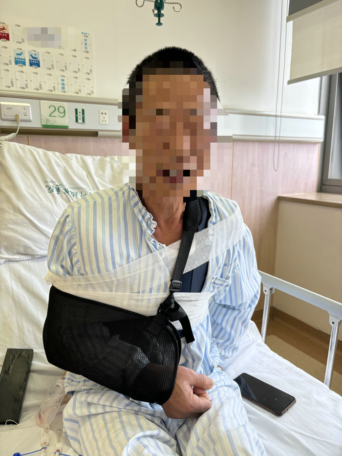 六旬老伯竟患上了乳腺癌！医生：男性也应学会自检.jpg