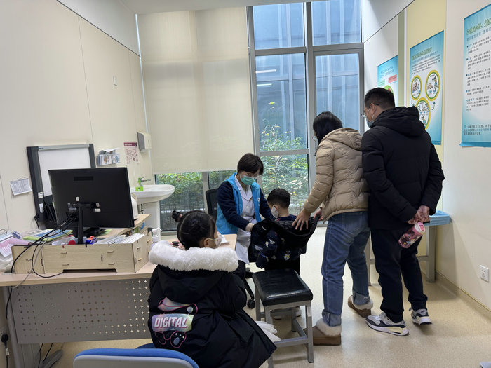 儿童生长发育诊疗中心开展测骨龄看发育义诊.jpg