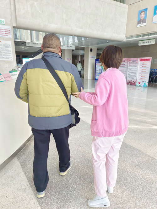 南大苏州医院贴心服务温暖特殊群体：盲人尿毒症患者就医无忧2.jpg