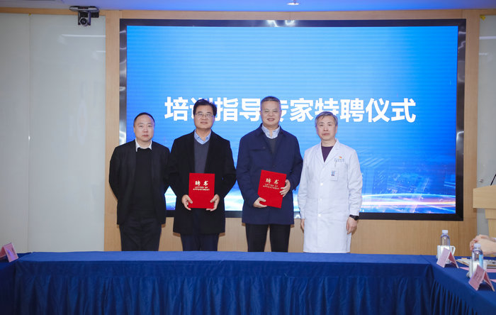 我院“腔镜手术机器人临床应用示范与培训中心”揭牌成立3.jpg