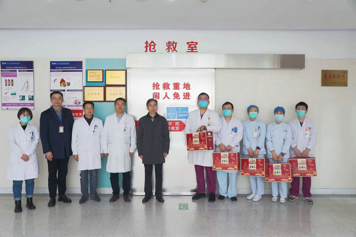 区社会事业局领导走访慰问我院值班医护.jpg
