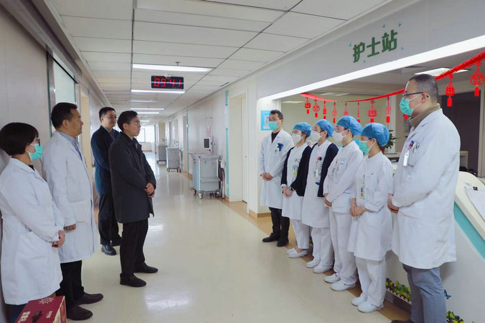 区社会事业局领导走访慰问我院值班医护2.jpg